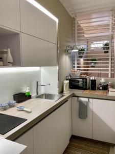 科佩尔蒂诺n°21 (Casa di Anna)的白色的厨房配有水槽和微波炉