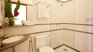 萨尔瓦多索尔卡尔穆套房公寓的白色的浴室设有卫生间和水槽。