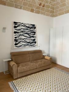 科佩尔蒂诺n°21 (Casa di Anna)的客厅配有沙发和墙上的绘画