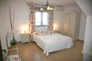 波索阿尔孔Casas Rurales Cazorla-Alcón的卧室配有白色的床和窗户。