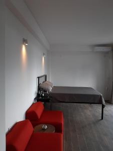 斯特鲁加Apartment 334 - Modern Lakeview Apartment的一间设有床铺和红色沙发的房间