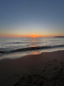 都拉斯Vila Gjiri Lalzit的日落在海滩上与大海