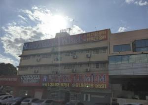 塔瓜汀加Hotel Lumem Taguatinga Norte的建筑上有很多标志