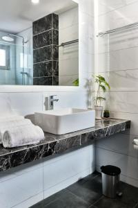 阿利卡纳斯格莱普维恩斯酒店的白色的浴室设有水槽和镜子