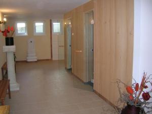 锡利安豪斯马格蕾丝公寓的一间设有走廊的房间,里面设有厕所