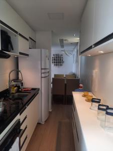 马瑙斯Condomínio reserva da cidade的厨房配有白色的柜台和白色的冰箱。