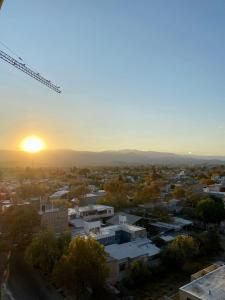 戈多伊克鲁斯Departamento Cordillera的城市景观,背景是日落