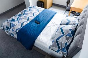 曼彻斯特Empress House的床上有蓝色毯子