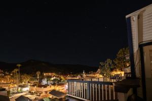 阿瓦隆荷摩沙酒店的夜晚的城市景观