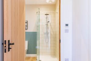 StalisfieldThe Parlour by Bloom Stays的带淋浴的浴室和玻璃门