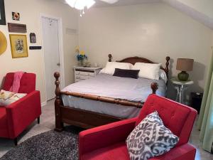 NewlandCentrally Located Resort in The High Country RELAX的一间卧室配有一张床和一张红色椅子