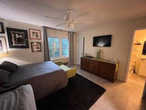 NewlandCentrally Located Resort in The High Country RELAX的一间卧室配有一张床和一台平面电视