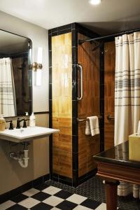 莱诺克斯Life House, Berkshires的一间带水槽和淋浴的浴室