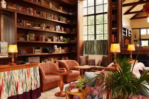 莱诺克斯Life House, Berkshires的客厅配有家具和书架