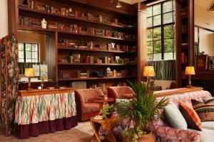 莱诺克斯Life House, Berkshires的客厅配有沙发、椅子和书架