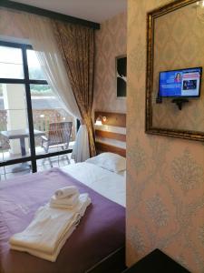 斯拉夫西克Шале Золота пiдкова та рiчка的酒店客房设有一张带镜子的床和一台电视