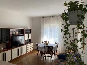 加尔达湖滨Appartamento Alba的客厅配有桌子和电视