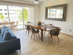 阿卡普尔科Listos enero 2024 Club de Playa gratis albercas的一间带桌椅和沙发的用餐室