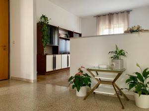 加尔达湖滨Appartamento Alba的客厅配有桌子和盆栽植物