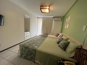 巴雷里尼亚斯Gran Lençois Flat Residence - Barrerinhas (Aptº Particular)的一间卧室,卧室内配有一张大床