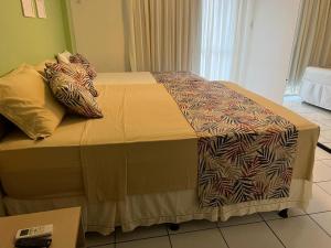 巴雷里尼亚斯Gran Lençois Flat Residence - Barrerinhas (Aptº Particular)的一张床上有两个枕头的房间