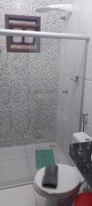 伦索伊斯Casas Bela da Chapada的带淋浴、卫生间和盥洗盆的浴室