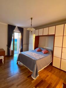 蒙基耶罗Oasi di Monchiero的一间卧室设有一张床和一个大窗户