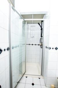 布罗姆利Ultimate Comfort 4-Bedroom Property for 7 People的浴室里设有玻璃门淋浴