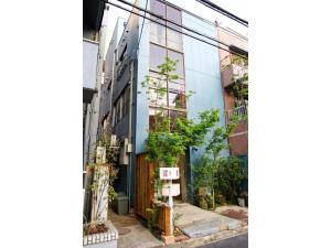 高松Konyamachi Guest House Kuku - Vacation STAY 72725v的街道边有植物的建筑