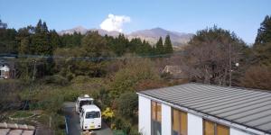 高森町Minami Aso Guest House Hana hana - Vacation STAY 13316的停在山屋前的白色货车