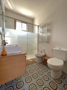 里瓦达维亚ENTRETOXOS的浴室配有卫生间、盥洗盆和浴缸。