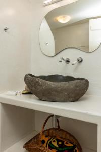 纳克索乔拉Ma mer的一间带石制水槽和镜子的浴室