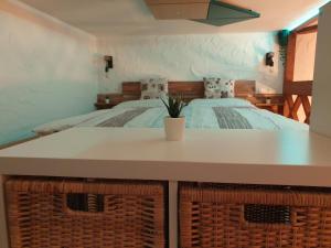 克拉尼斯卡戈拉Studio Srce的一间卧室配有一张带桌子和篮子的床