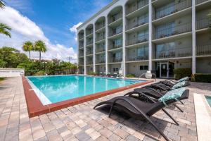 北迈阿密Best Western Plus North Miami-Bal Harbour的酒店前的游泳池