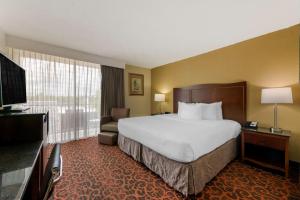 北迈阿密Best Western Plus North Miami-Bal Harbour的酒店客房设有一张大床和一台电视。