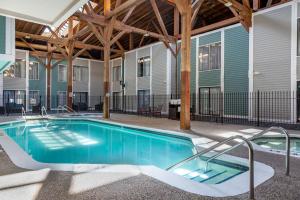 圣保罗科莫公园贝斯特韦斯特优质酒店的一座建筑的庭院中的游泳池