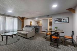 圣保罗科莫公园贝斯特韦斯特优质酒店的客厅配有沙发和桌子