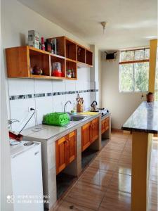 瓦拉斯Departamentos Bellavista La Alborada Huaraz的厨房配有水槽和台面