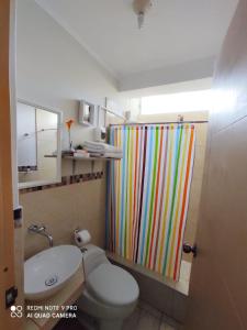 瓦拉斯Departamentos Bellavista La Alborada Huaraz的一间带彩虹浴帘和卫生间的浴室