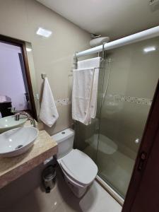 彼得罗波利斯Pousada Valparaiso的浴室配有卫生间、盥洗盆和淋浴。