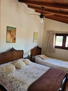彼得罗波利斯Pousada Valparaiso的一间卧室设有两张床和天花板