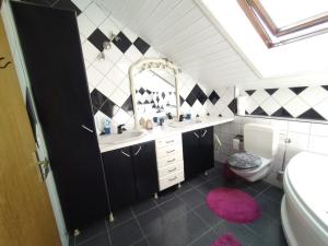 Les BoisChez l'Eveline的一间带水槽、卫生间和镜子的浴室