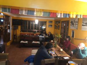 瓦拉斯La Casa de Zarela的一群坐在房间里桌子的人