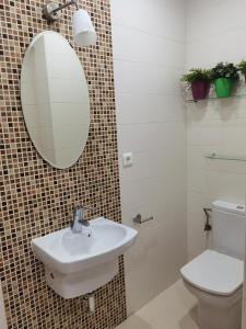 索托德拉马里纳Atrapatuatico的一间带水槽、卫生间和镜子的浴室