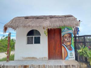 奥尔沃克斯岛Casa de los Santos Camping y eco cabañas的一座小房子,上面画着一幅人画