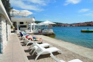 尼亚卢卡Apartments with a parking space Vela Luka, Korcula - 7551的一群人躺在沙滩上的躺椅上