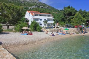 库希斯特Apartments by the sea Kuciste - Perna, Peljesac - 4545的一群人坐在海边