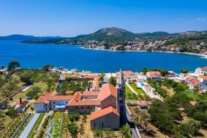 斯拉诺Apartments by the sea Slano, Dubrovnik - 8608的享有城镇和湖泊的空中景致