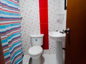 库库塔阿库阿里乌斯酒店的一间带卫生间和水槽的浴室