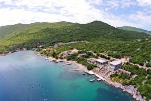 BrijestaApartments by the sea Kabli, Peljesac - 10225的享有湖上度假村的空中景致